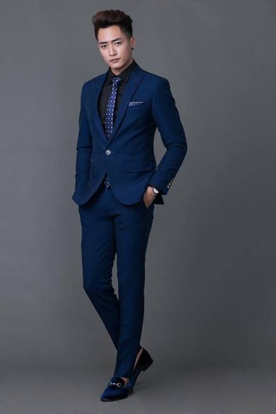 Cách Chọn Quần Tây Nam Theo Đáy Quần, Cạp, Ly Và Gấu 3 Nam nhân viên đứng thẳng, gấu quần chạm mu giày tạo một nếp gãy nhẹ
