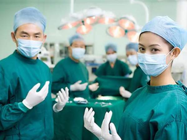 Áo Bệnh Nhân: Kiểu Mở, Chất Liệu Và Cách Tính Số Lượng Theo Giường Bệnh 2 Đồ vải bệnh viện xếp thành lô chờ cấp phát về các khoa