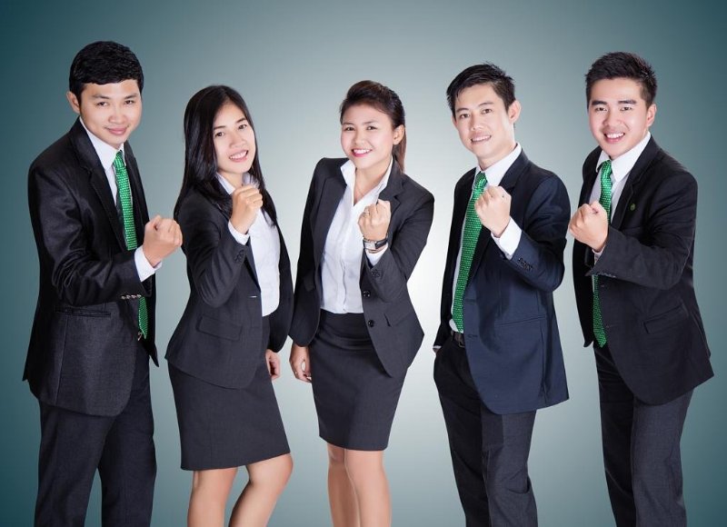 Đồ Tây Công Sở: Quy Trình Đặt May Đồng Phục Cho Cả Công Ty 1 Nhóm nhân viên văn phòng mặc đồng phục đồ tây trong giờ làm việc