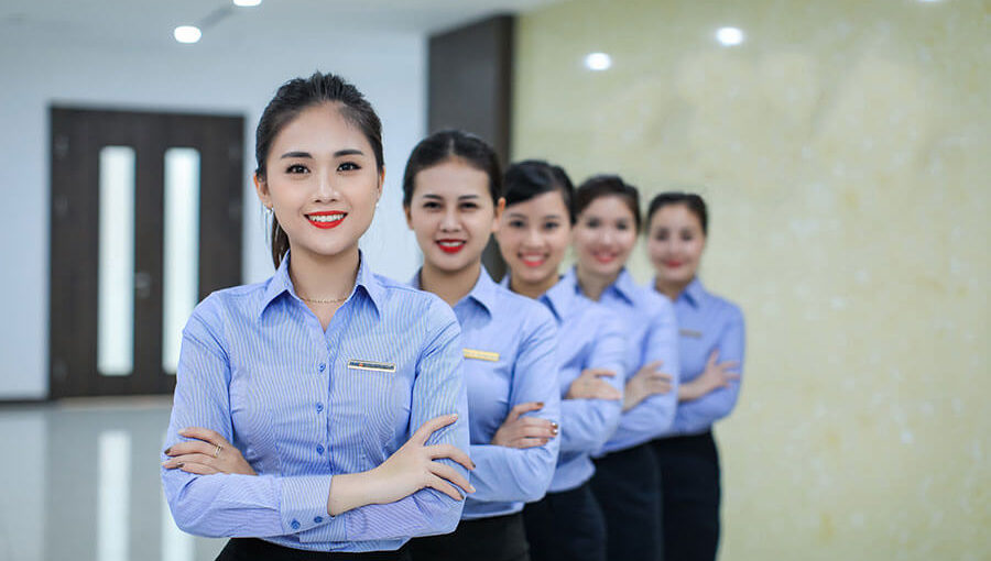Đồng Phục Đi Làm Và Câu Chuyện "Màu Cờ Sắc Áo" 2 Bộ đồng phục công sở mặc đi làm với màu thân áo trung tính