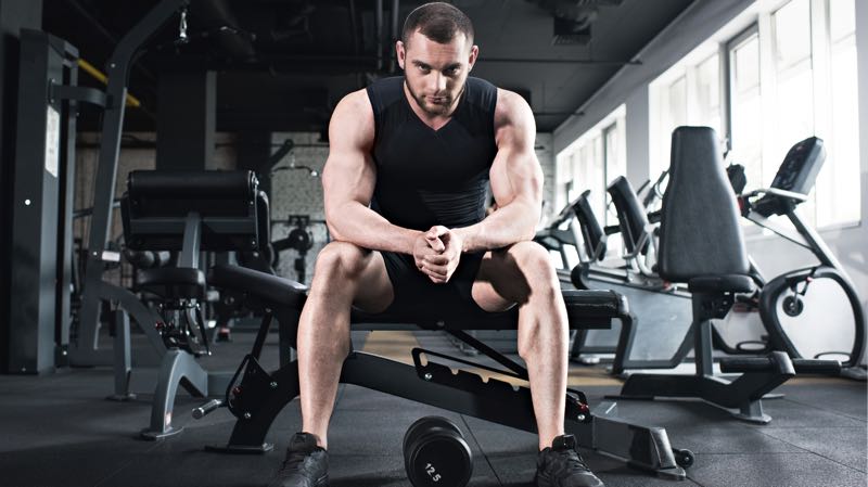 Túi Xách Nam Đi Tập Gym Tại Bình Dương: Chọn Kiểu Túi Và Ngăn Chứa 3 Góc phòng tập gym với giàn tạ và ghế đẩy ngực nơi hội viên để túi cá nhân