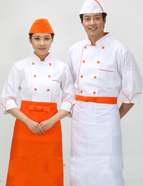 Tạp dề phối viền màu tương phản làm nền đặt logo ở phần ngực