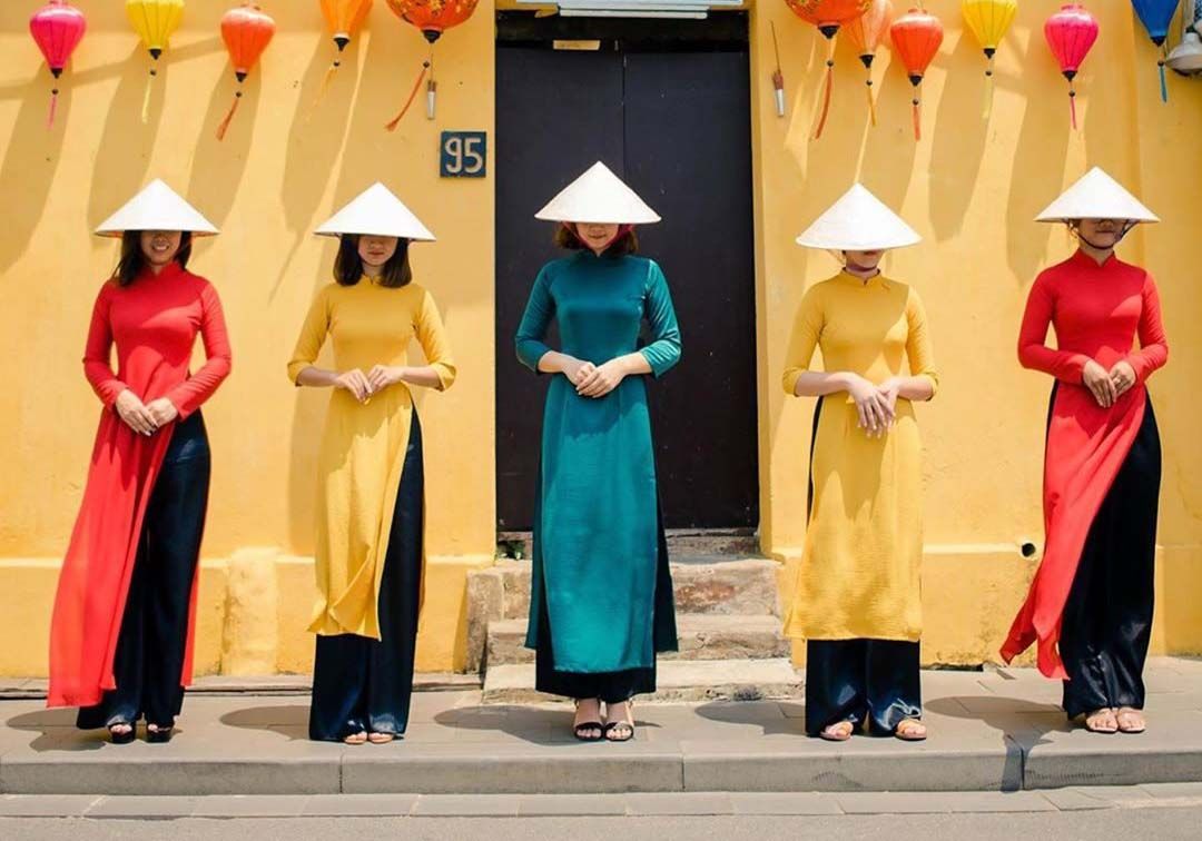 Gian trưng bày áo dài tại một tiệm may
