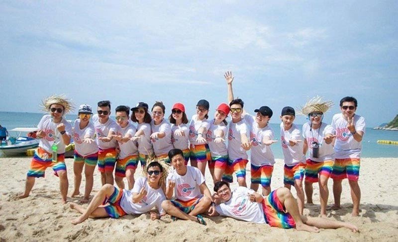 Đồng Phục Đi Biển Cho Chuyến Team Building Của Công Ty 2 Áo đồng phục đi biển màu nổi in họa tiết nhiệt đới ở thân trước