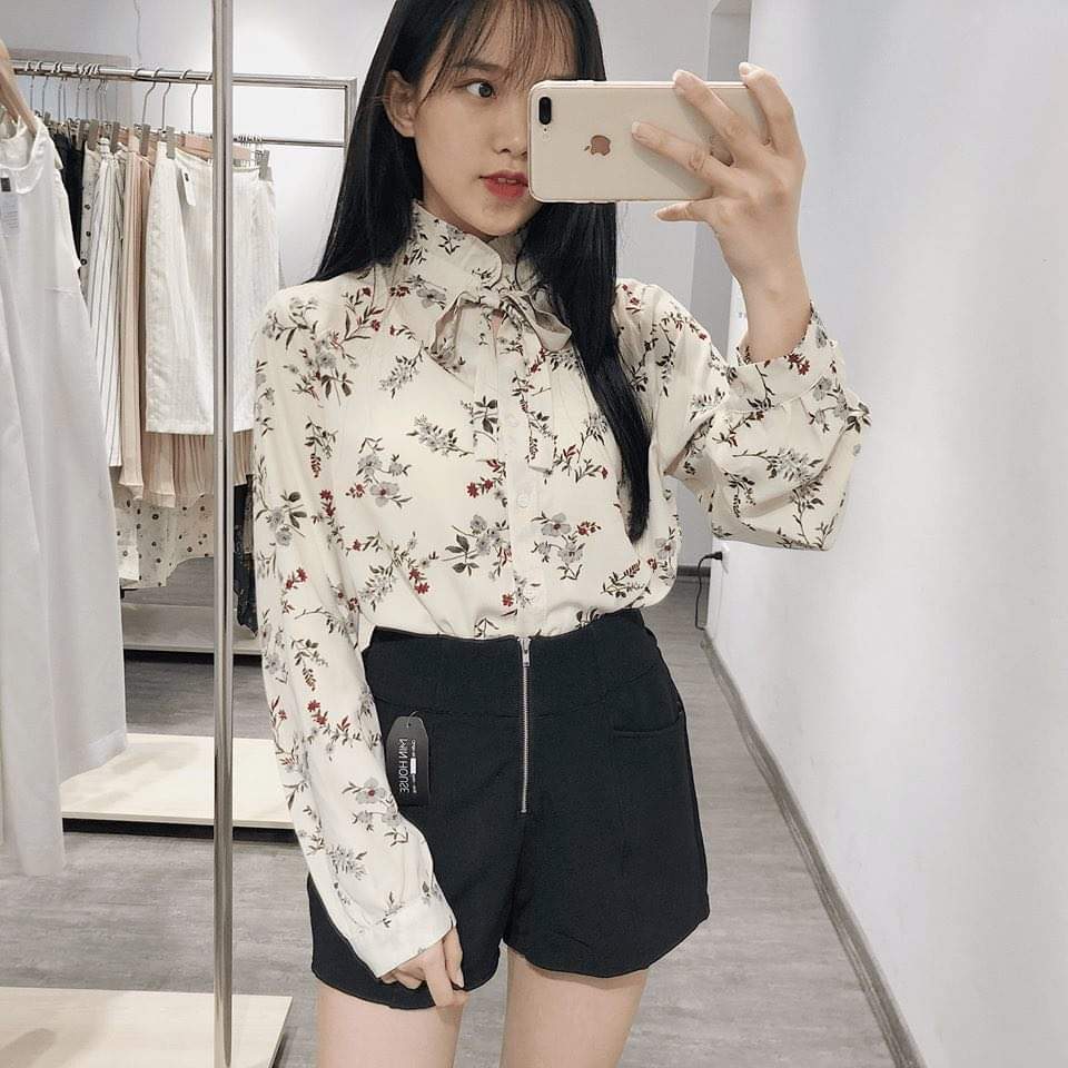 Tiêu Chuẩn Đồ Vest Nữ - Kiểm Bằng Mắt Và Tay Khi Nhận Hàng 2 Cận cảnh ve áo và nẹp cúc của một chiếc vest nữ đặt phẳng trên bàn