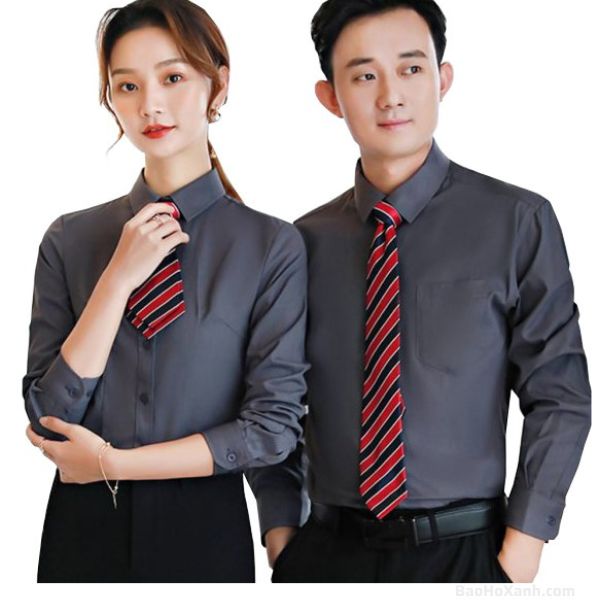Áo Sơ Mi Đồng Phục Công Sở - Cổ Áo, Tay Áo Và Chất Vải 4 Áo sơ mi công sở thêu logo nhỏ trên ngực trái đúng trục nẹp cúc