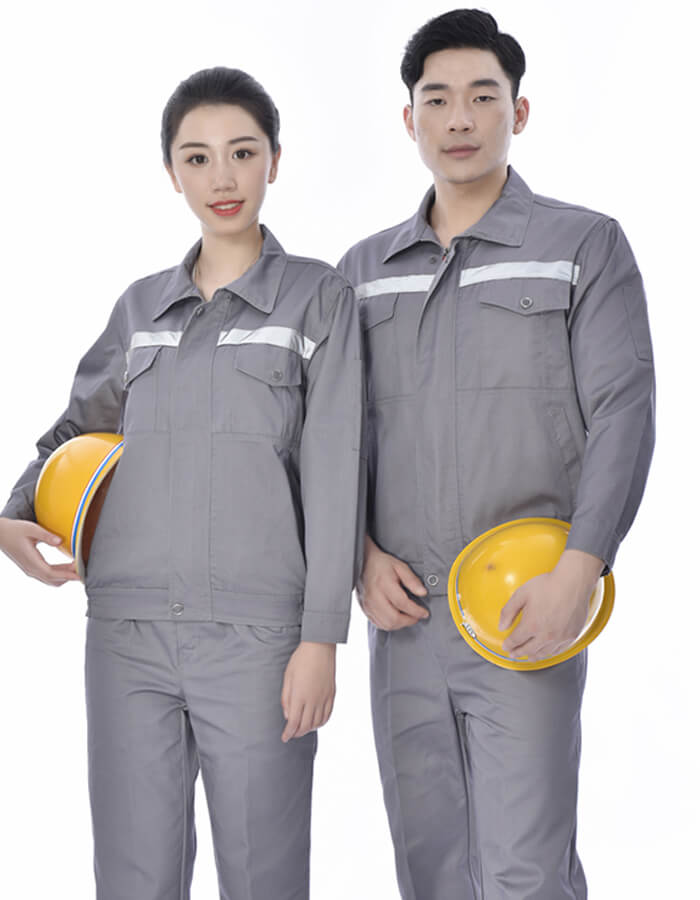 Bộ đồ bảo hộ treo trên móc sau khi giặt sạch