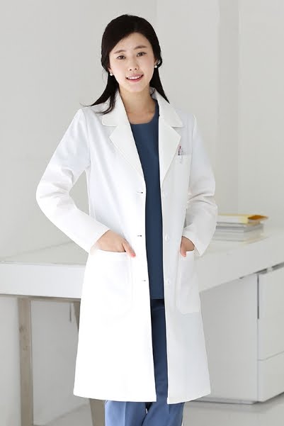 Áo Dược Sĩ Cho Nhà Thuốc Và Kho Dược - Chọn Mẫu, Đặt May 3 Nhân viên y tế mặc áo trắng đeo biển tên ở ngực trái khi tiếp khách tại quầy