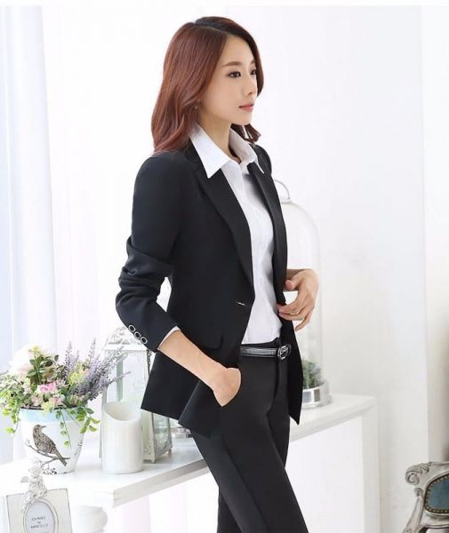 Bộ vest nữ treo trên móc có vai dày để giữ đường vai không bị sụp