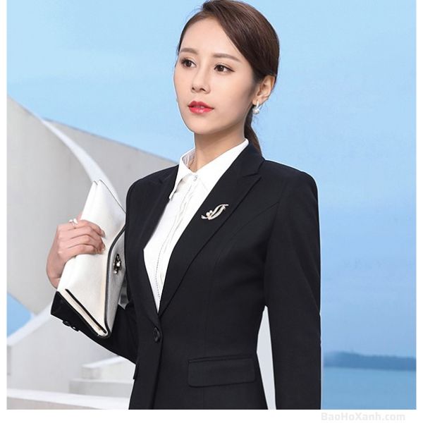 Áo Gió Nữ Đồng Phục - Rập Nữ Khác Rập Nam Ở Đâu 2 Bộ áo thử nhiều cỡ trải trên bàn để nhân viên nữ chọn cỡ trước khi chốt đơn
