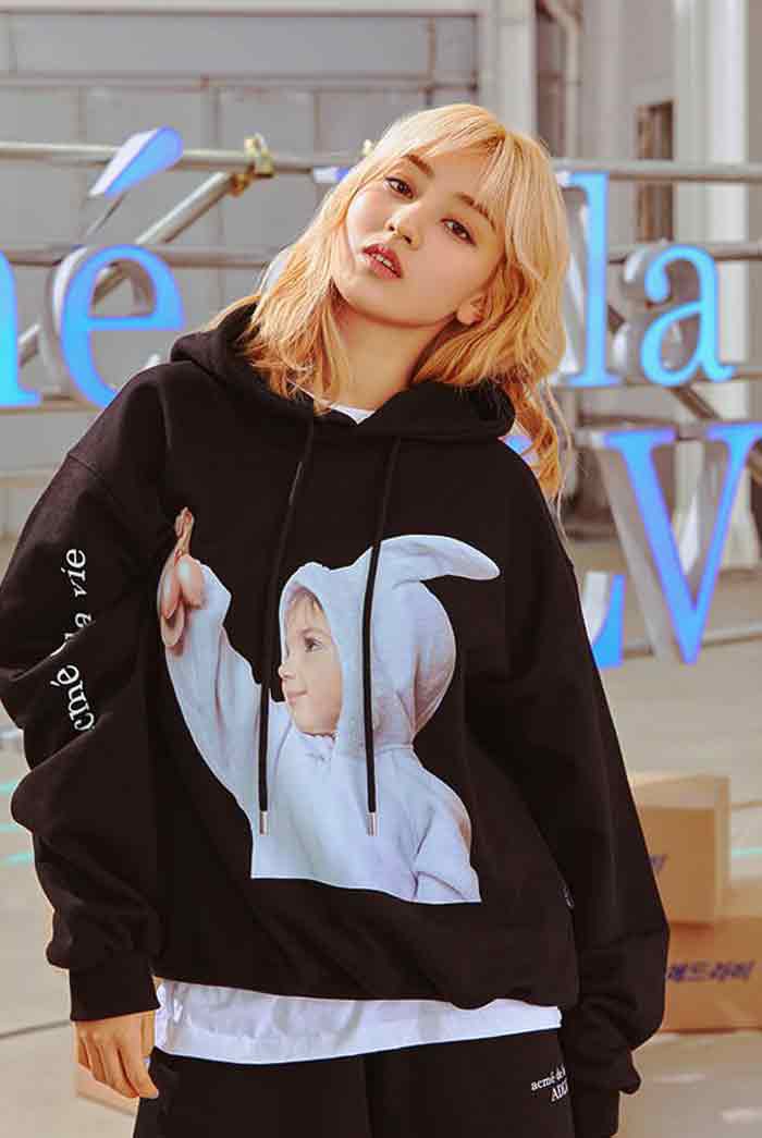 Áo Hoodie Đồng Phục - Chọn Mũ, Dây Rút Và Túi Kangaroo 4 Nhóm nhân viên mặc áo hoodie đồng màu trong một buổi sinh hoạt chung của công ty