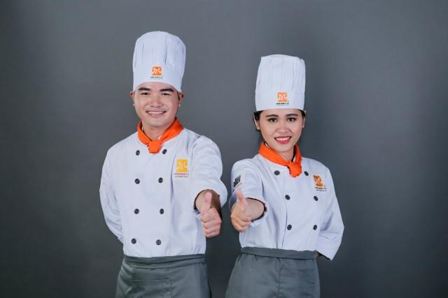 Mũ Bếp: Nguồn Gốc Chiếc Toque Trắng Và Ý Nghĩa Nếp Gấp 1 Chiếc mũ đầu bếp màu trắng dáng trụ cao theo kiểu truyền thống