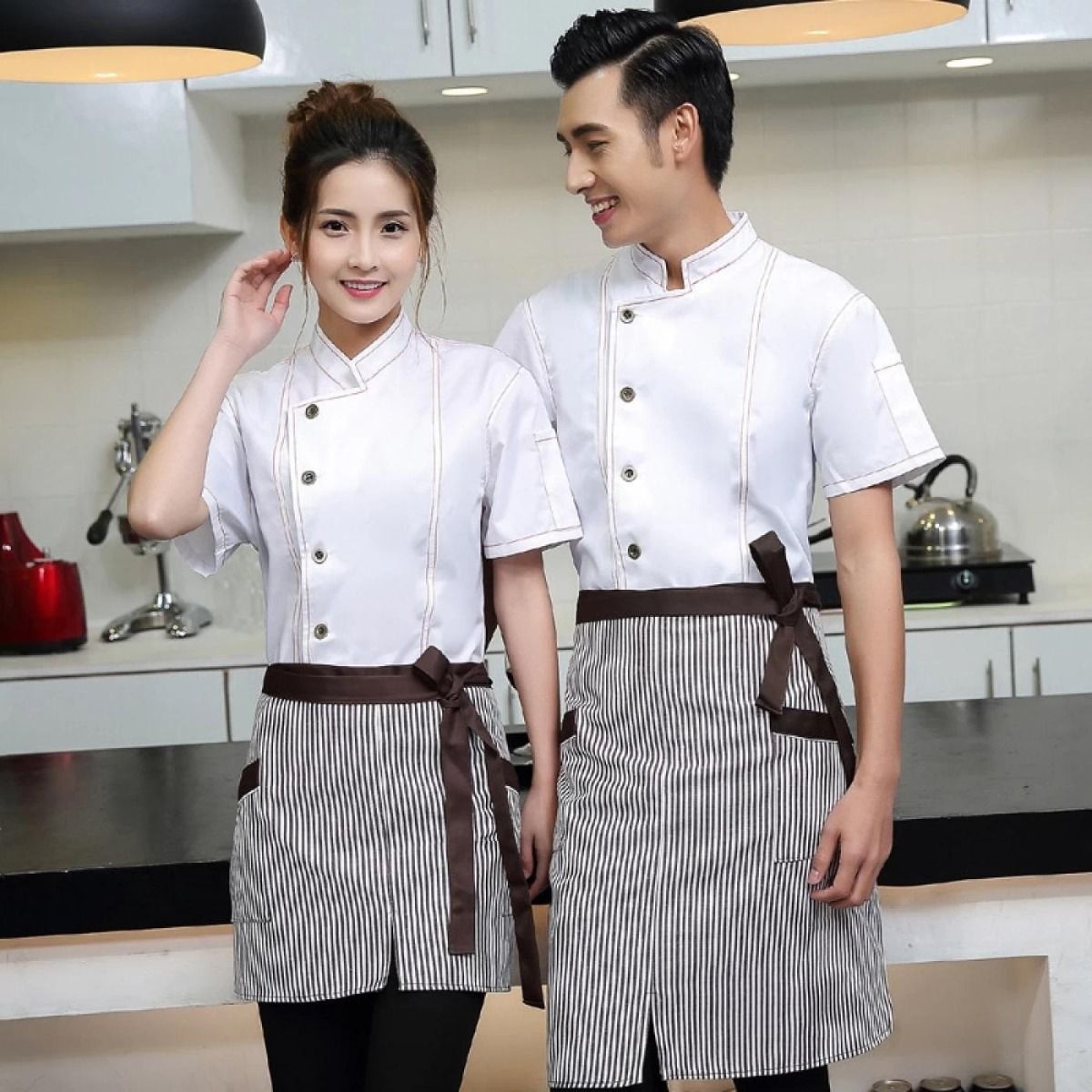 Mũ Đầu Bếp Dáng Cao – Phân Cấp Chức Danh Và Đặt May 1 Bộ đồng phục bếp may sẵn gồm mũ dáng cao, áo và tạp dề
