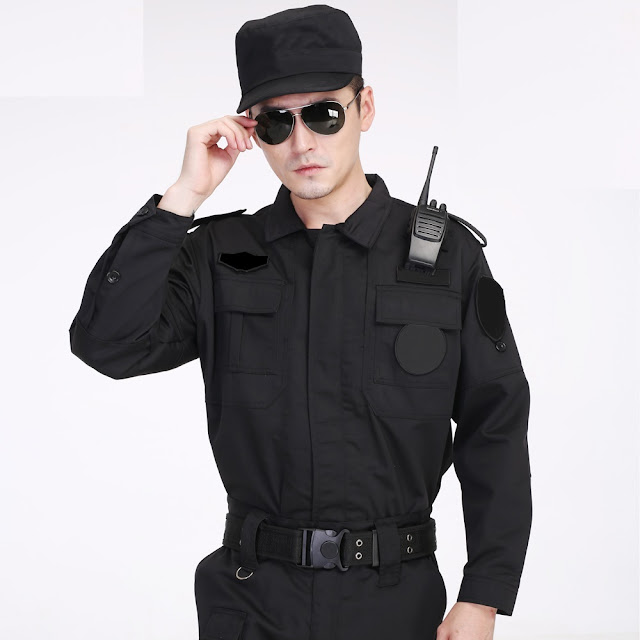 Nhân viên bảo vệ mặc đủ bộ đồng phục kèm mũ và thắt lưng chuyên dụng