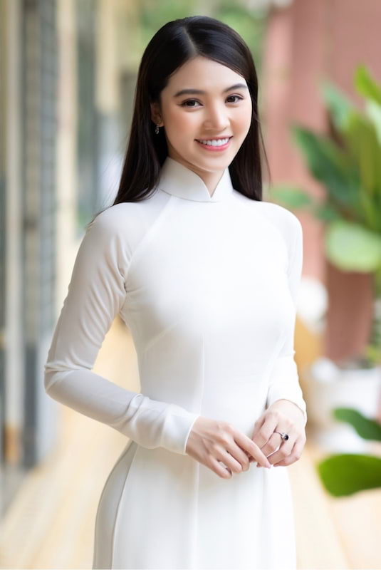 Áo Dài Đồng Phục Học Sinh - Vẻ Đẹp Truyền Thống Lâu Đời 3 Áo dài đồng phục dáng đơn giản, thân áo không hoạ tiết