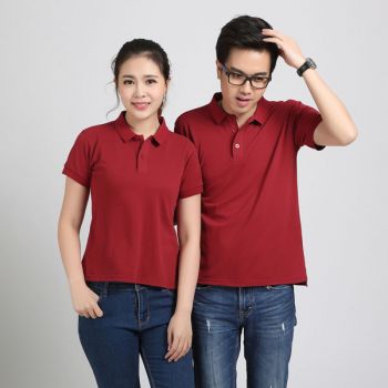 Cách Phối Áo Polo Chuẩn Phong Cách, Dễ Mặc Mọi Dịp 1 Nữ và nam cùng mặc áo polo đỏ đô, thấy rõ khác biệt giữa rập nữ và rập nam