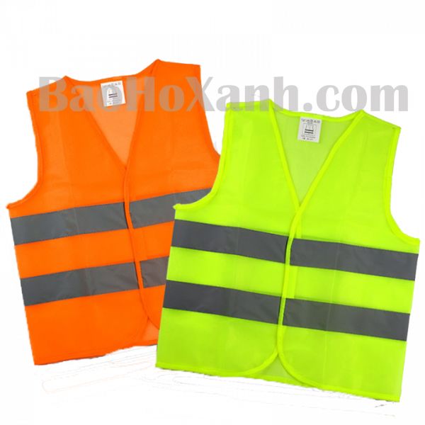 Áo Bảo Hộ Phản Quang Hoạt Động Ra Sao Theo Nguồn Sáng 2 Áo phản quang hiện rõ dưới ánh đèn xe trong ca làm ban đêm
