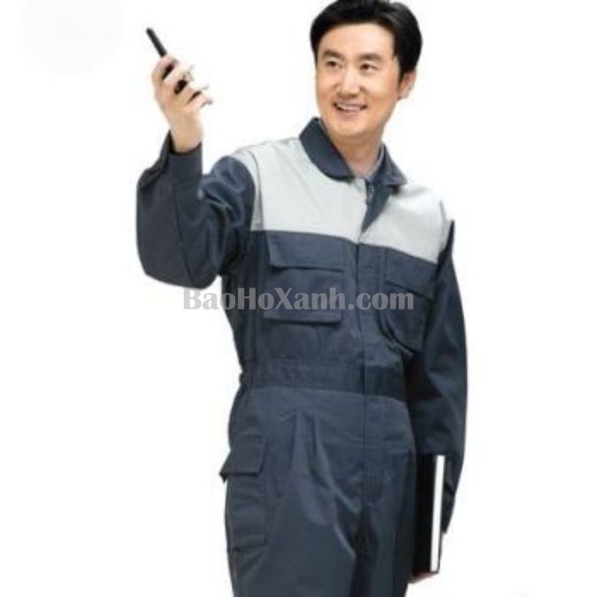 Quần áo bảo hộ lao động còn lành lặn được kiểm tra trước khi cấp lại
