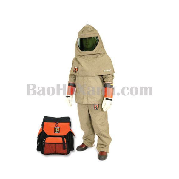 Cách Chọn Quần Áo Chống Hồ Quang Điện Và Mặc Nhiều Lớp 4 Bộ trang phục bảo vệ chuyên dụng cho thợ thao tác tủ trung thế bày trên bàn kiểm hàng