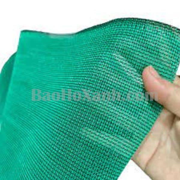 Lưới Che Nắng – Giải Pháp Bảo Vệ Cây Trồng 3 Tấm lưới che nắng được căng và neo mép bằng dây vào khung đỡ ngoài trời