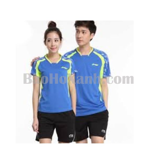 Áo Thể Thao: Hướng Dẫn Chọn Áo Đúng Chuẩn Cho Nam Và Nữ 4 Quần áo thể thao màu xanh treo trên móc vai rộng sau khi giặt