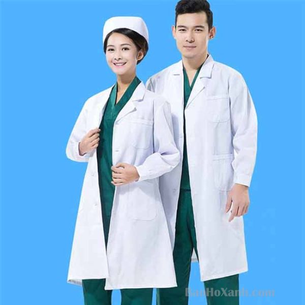 Xe đẩy chở đồ vải sạch từ nhà giặt trả về hành lang khu điều trị