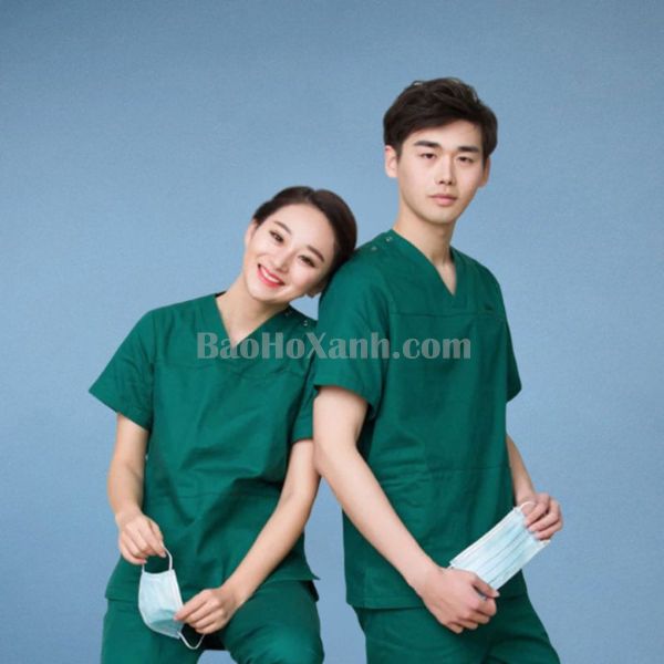 Đồng Phục Điều Dưỡng - Chất Liệu, Form Và Cách Chọn Chuẩn 3 Trang phục y tế tông xanh lá dùng phân biệt nhân sự giữa các khoa
