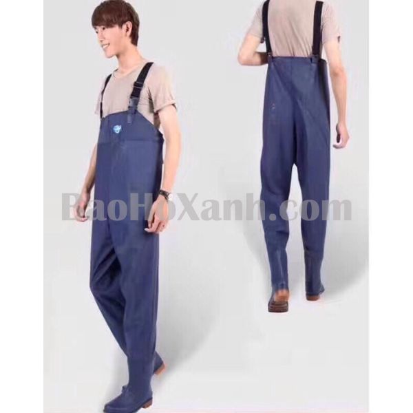 Bộ lội nước treo bằng móc kẹp vai trong kho thoáng gió sau khi đã phơi khô