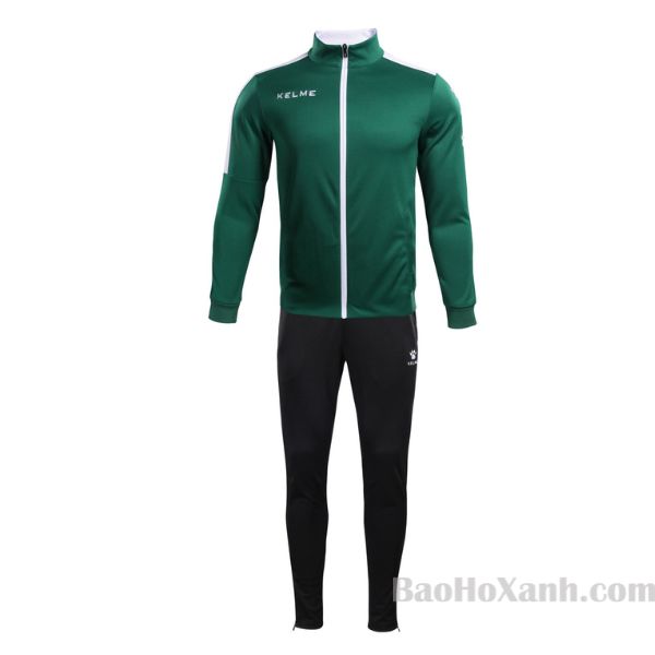 Áo Thể Thao: Hướng Dẫn Chọn Áo Đúng Chuẩn Cho Nam Và Nữ 1 Bộ quần áo thể thao dáng trẻ trung dùng cho buổi tập ngoài trời