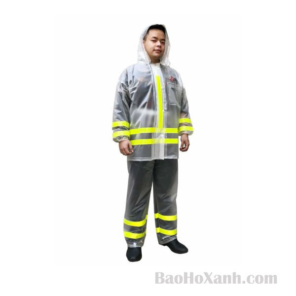 Dải bạc ngang ngực và ngang tay trên chiếc áo mưa dùng cho ca đêm