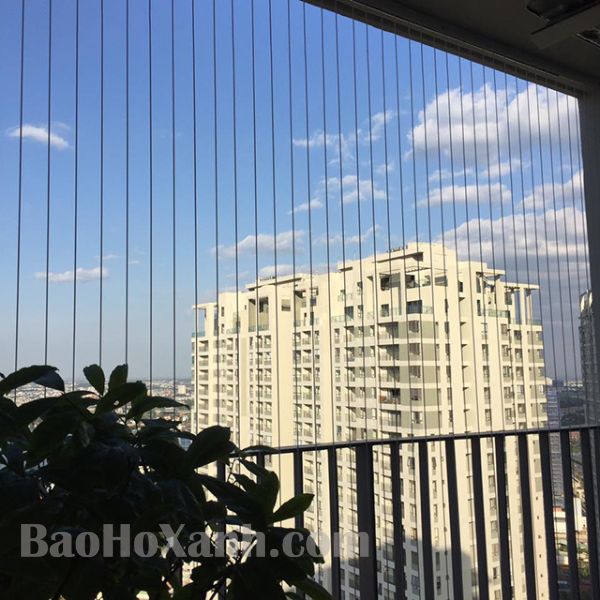 Lưới An Toàn Ban Công - Giải Pháp Bảo Vệ Cả Gia Đình 4 Lưới an toàn lắp tại ban công căn hộ chung cư nhìn từ phía trong nhà