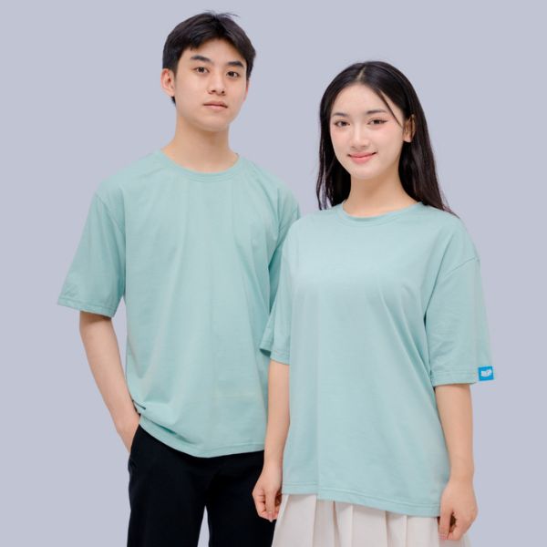 So sánh hai mẩu áo thun có tỉ lệ sợi bông khác nhau trên cùng một bàn làm việc