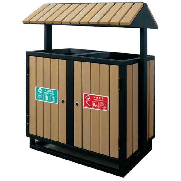 Thùng Rác Công Cộng Ngoài Trời - Vật Liệu Và Số Lượng 2 Thùng rác ngoài trời có bánh xe và tay kéo, đặt tại lối đi trong khuôn viên rộng