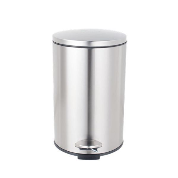 Thùng rác inox thân trụ tròn có bàn đạp chân đặt tại hành lang sáng