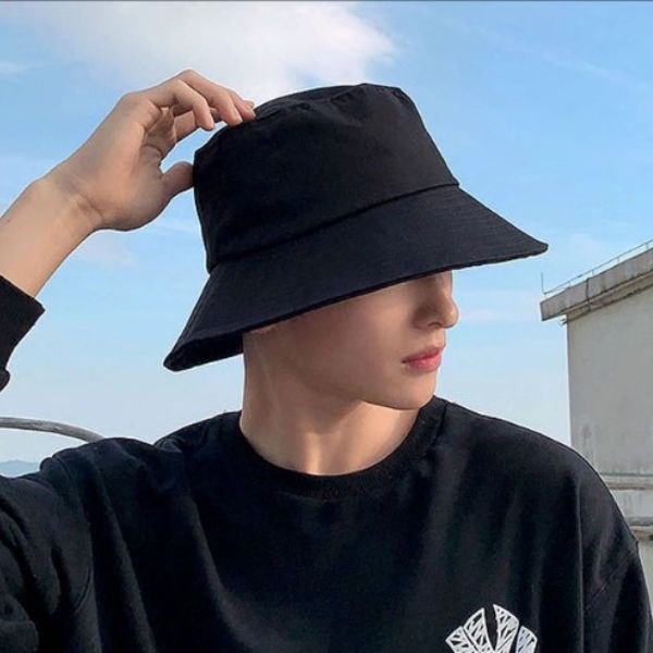 Nhóm mũ vải cùng màu xếp thành chồng theo cỡ, chuẩn bị chia về các bộ phận