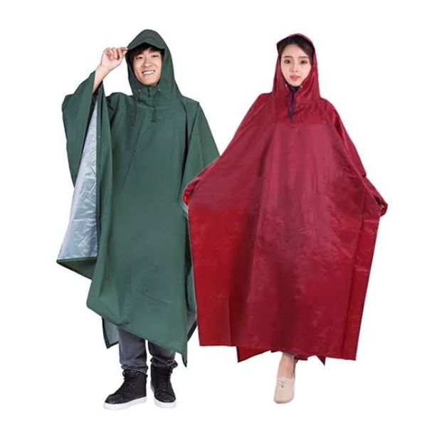 Áo Mưa Cánh Dơi Tiện Lợi Chống Thấm Nước Tốt Khi Đi Mưa 3 Hai Người Mặc Áo Mưa Cánh Dơi Một Mũ Màu Xanh Rêu Và Đỏ Đô