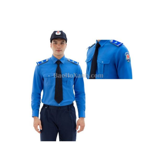 Chi tiết túi và đường may của bộ đồ bảo vệ màu xanh
