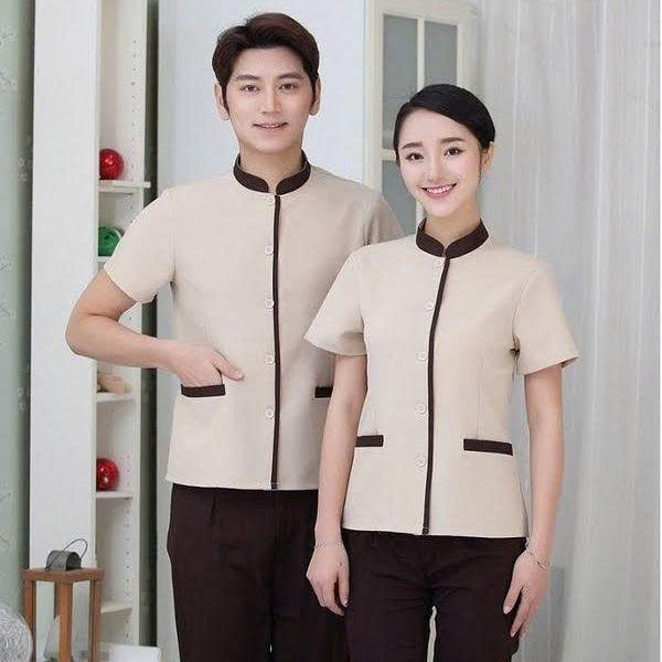 Áo Đồng Phục Khách Sạn Bền Bỉ Chất Liệu Vải Cao Cấp Mang Lại Cảm Giác Mềm Mại, Mát Mẻ Khi Mặc. Áo Có Độ Co Giãn Nhẹ Giúp Di Chuyển Linh Hoạt Suốt Ca Làm.