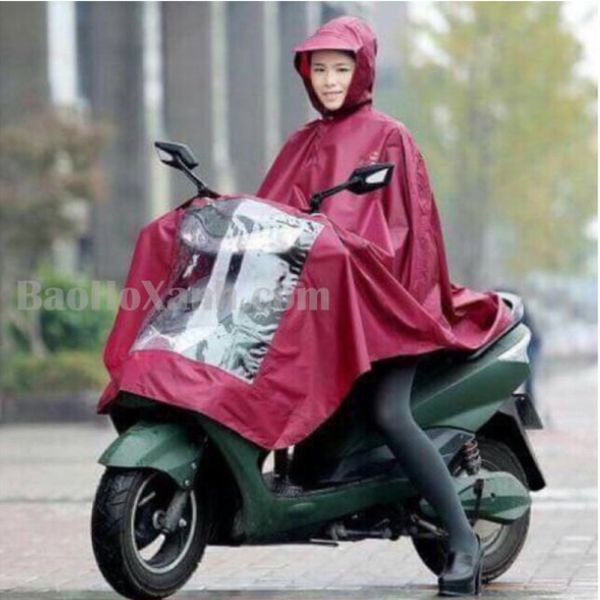 Tà áo mưa cánh dơi phủ rộng qua bình xăng