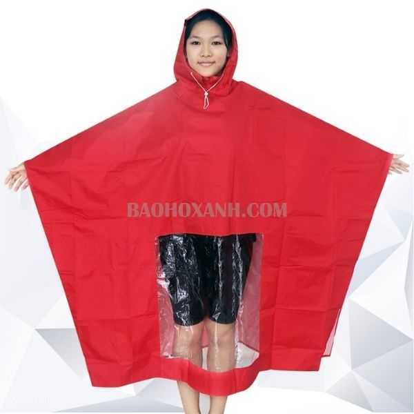 Tà áo mưa chữ A xoè rộng khi ngồi trên xe