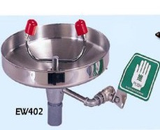 Bồn rửa mắt khẩn cấp lắp cố định đặt gần khu vực thao tác hoá chất