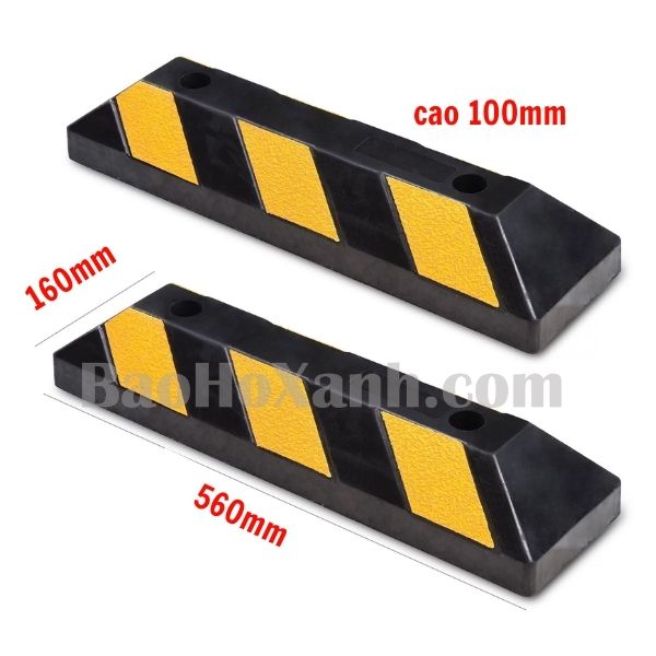 Cục chặn lùi bánh xe bằng cao su đặt tại bến bốc xếp hàng