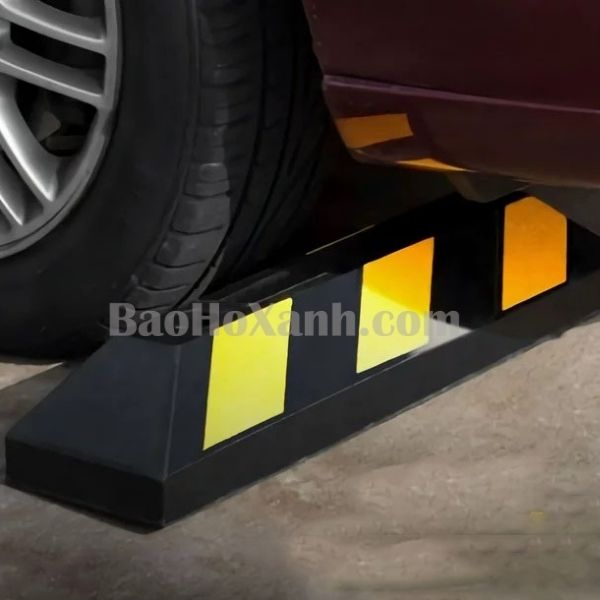 Cục chặn bánh xe màu vàng có dải phản quang dễ nhìn thấy