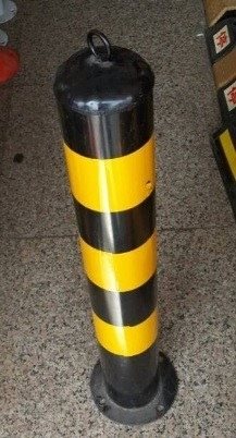 Cọc tiêu thép sơn vàng đen dùng phân làn giao thông trong khu công nghiệp