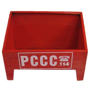 Kệ đựng bình cứu hoả sơn tĩnh điện đặt cố định tại vị trí dễ thấy trong xưởng
