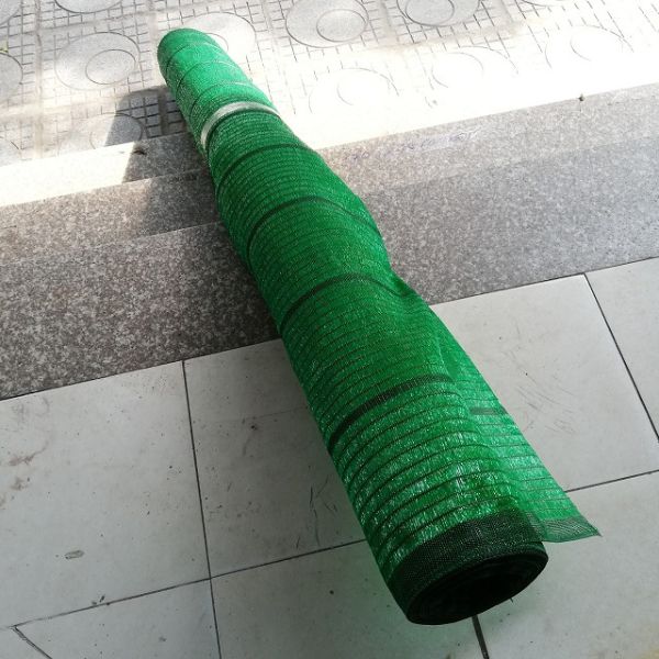Lưới che nắng căng trên giàn luống rau để giảm cường độ nắng trưa