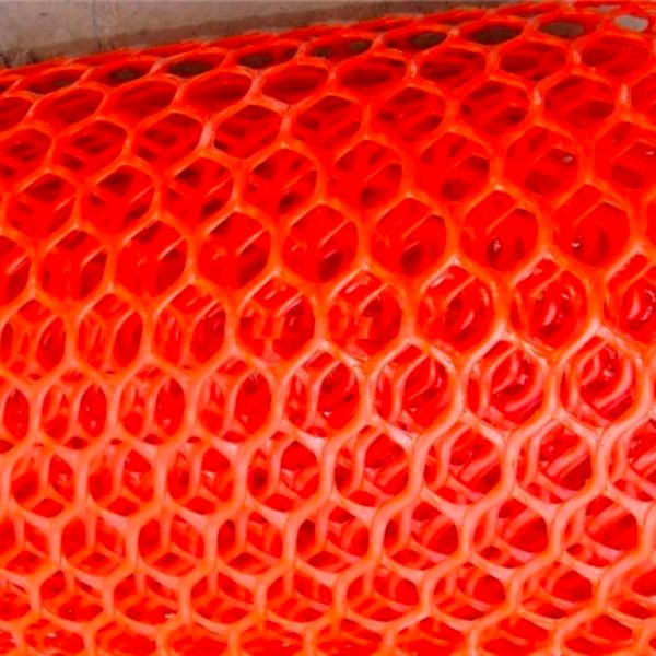 Lưới nông nghiệp màu đỏ dùng quây đánh dấu khu vực trong trang trại