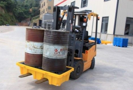 Pallet chống tràn đặt phuy hoá chất trong kho có mái che