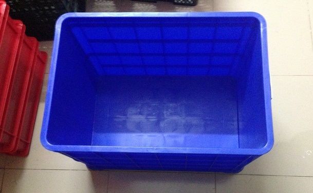 Khay nhựa bít cao xếp chồng nhiều tầng tại kho hàng