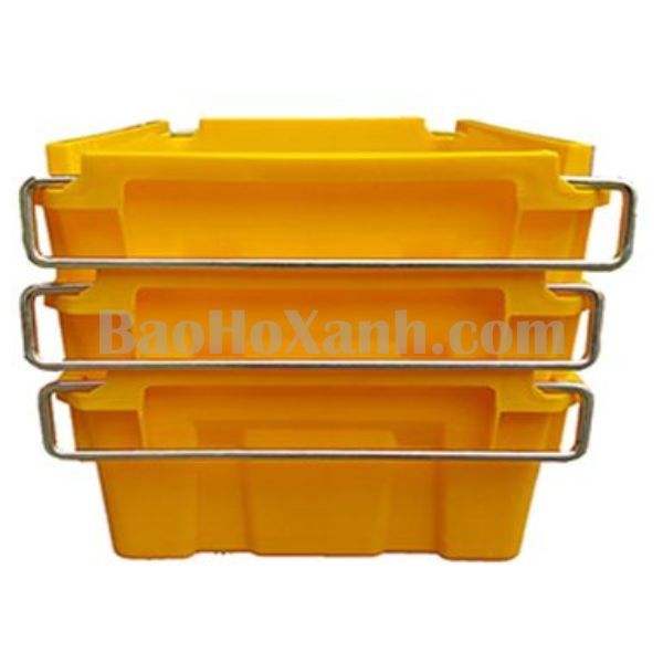 Hai người khiêng khay nhựa bít quai ở tư thế tay thẳng